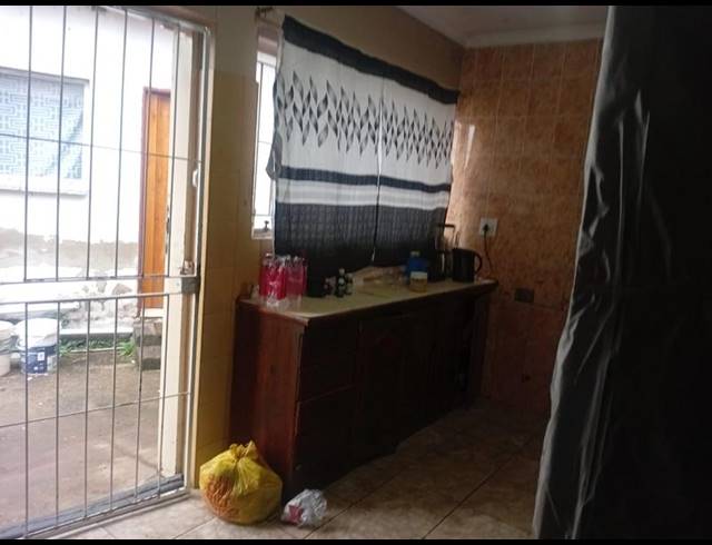 6 BEDROOM HOUSE FOR SALE IN RHODESFIELD